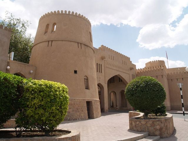 قلعة نزوى اماكن سياحية في نزوى