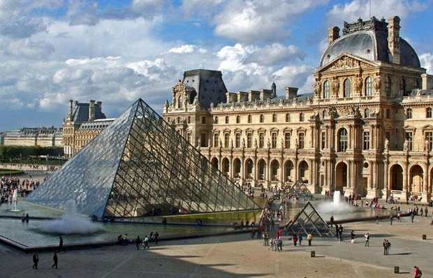 متحف باريس اللوفر