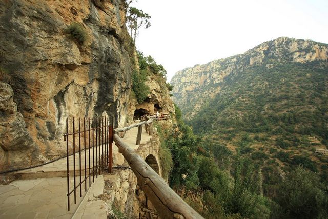 جولة في «مغارة قاديشا» في لبنان Qadisha-grotto2